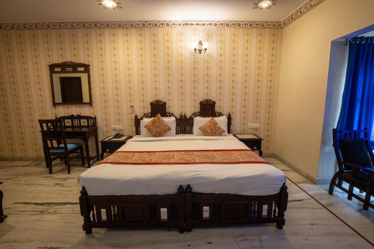 Hotel Royal Pratap Niwas Udaipur Exterior photo