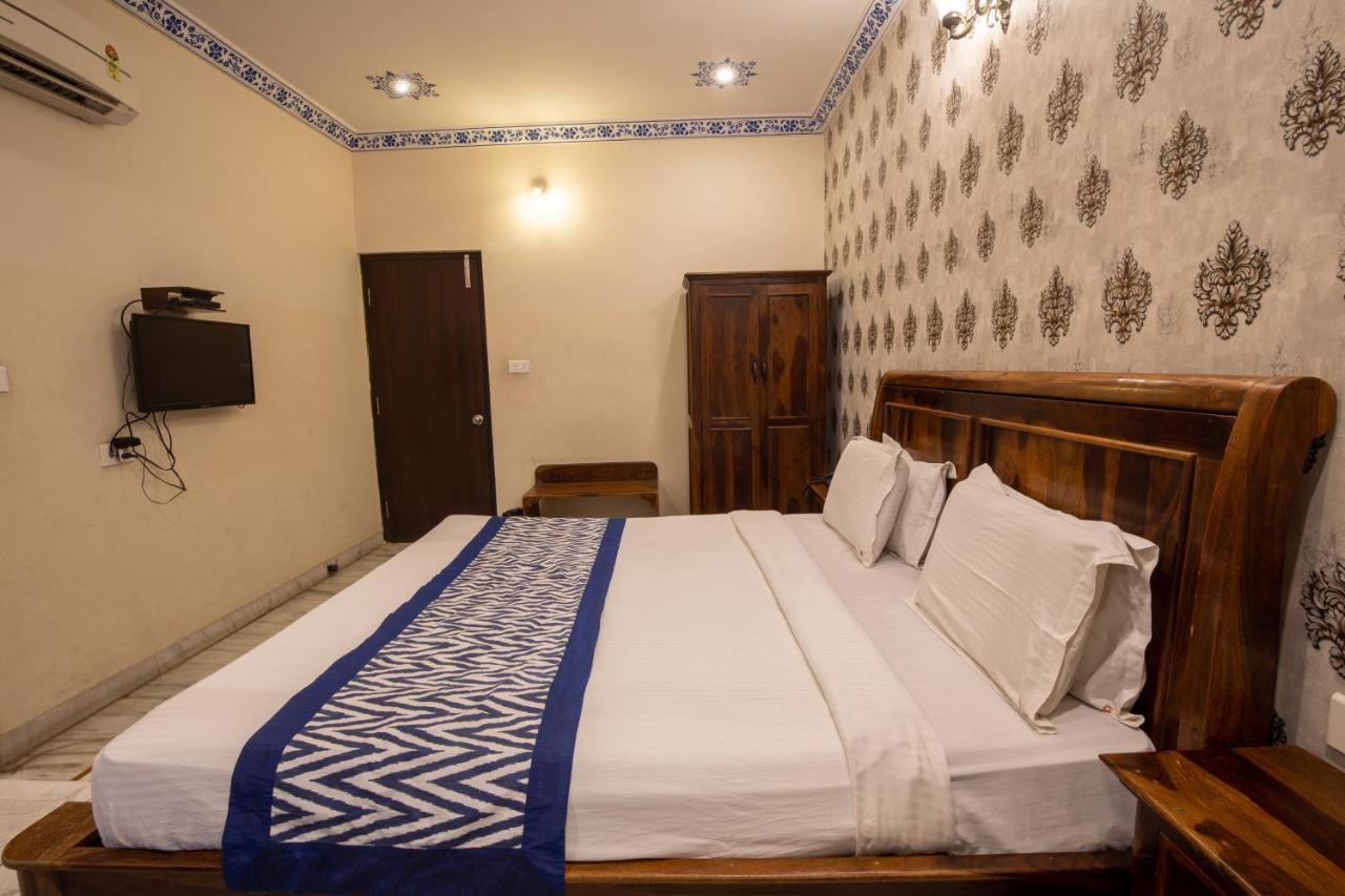 Hotel Royal Pratap Niwas Udaipur Exterior photo