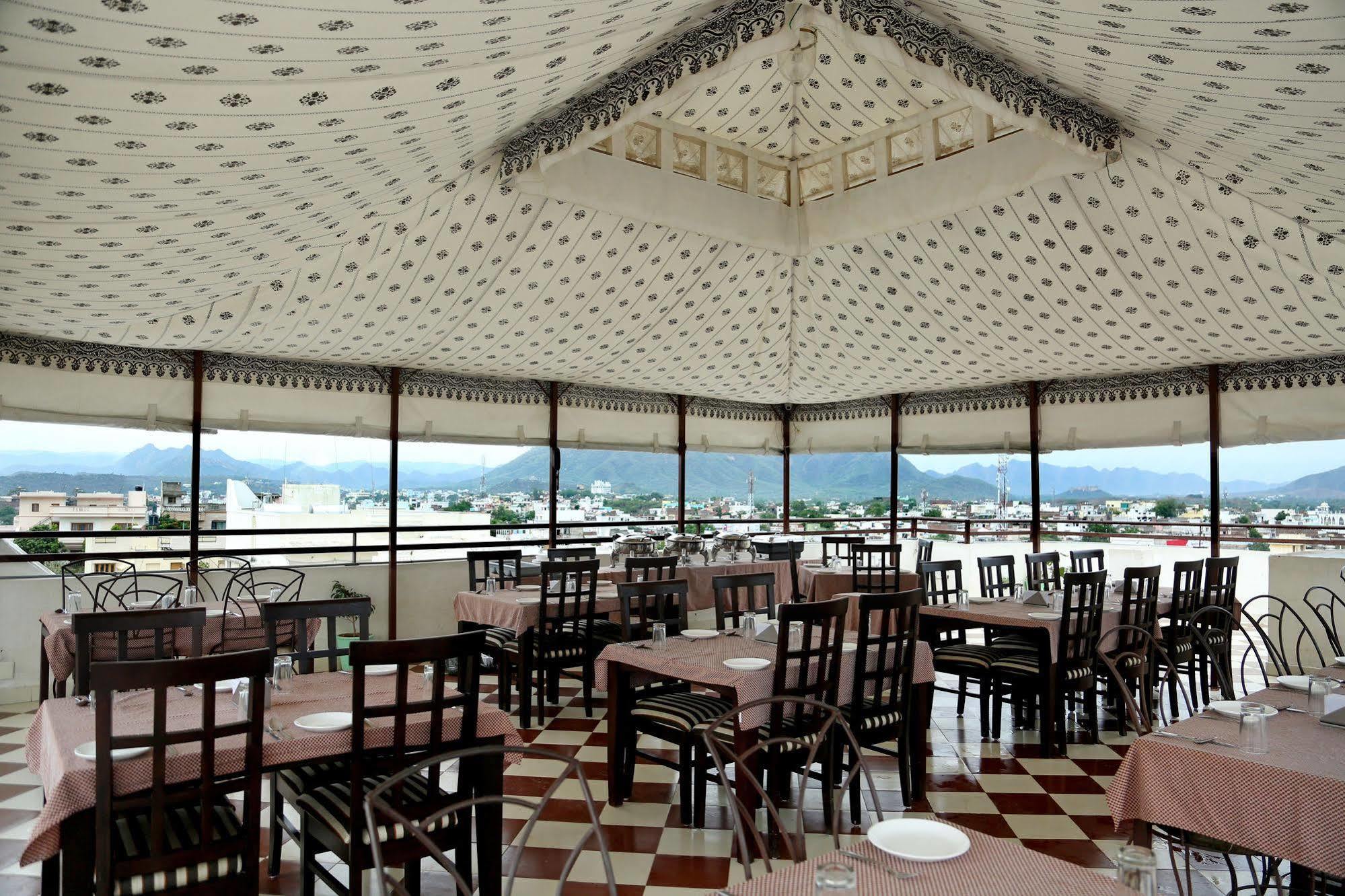 Hotel Royal Pratap Niwas Udaipur Exterior photo