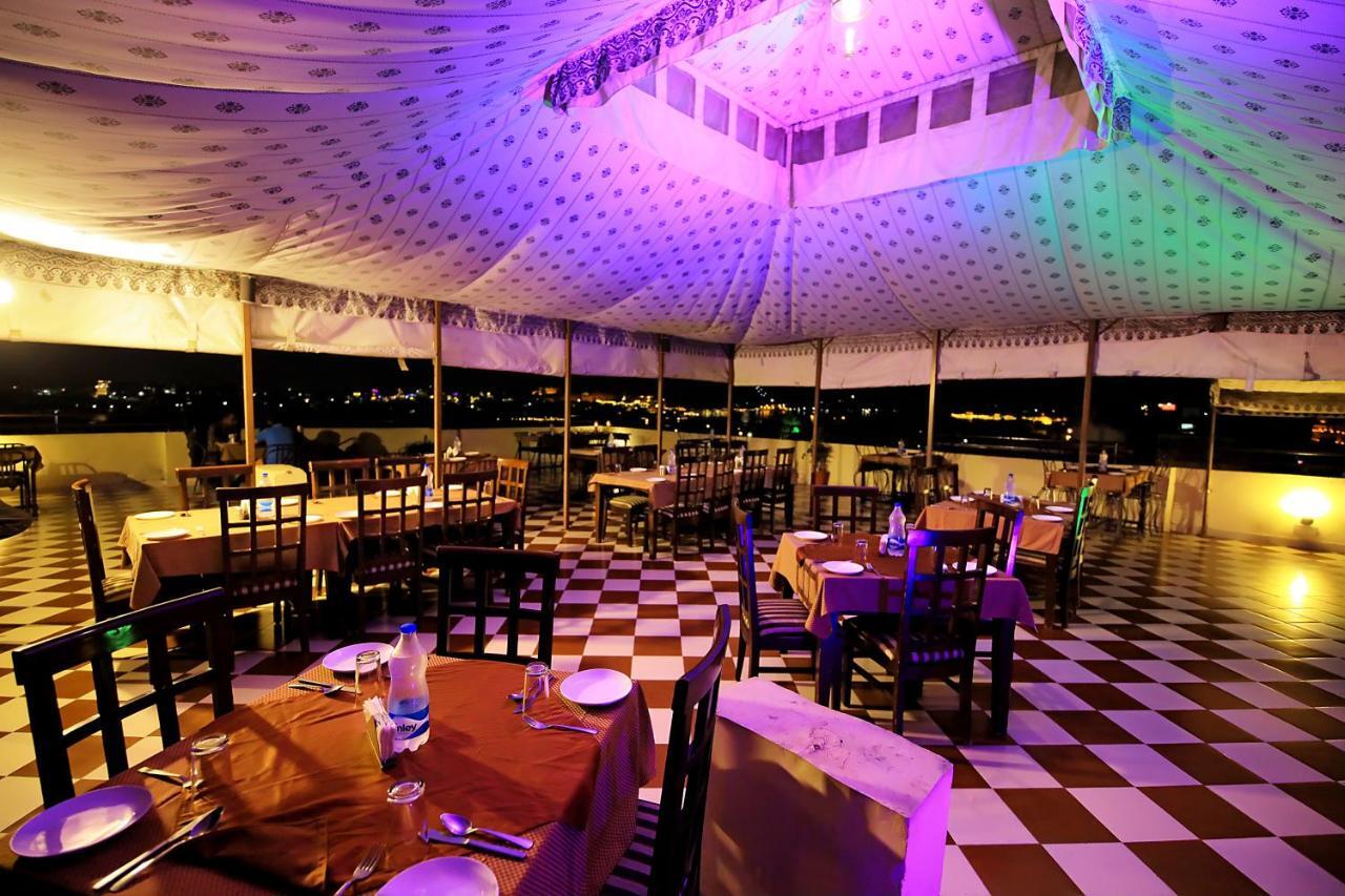 Hotel Royal Pratap Niwas Udaipur Exterior photo